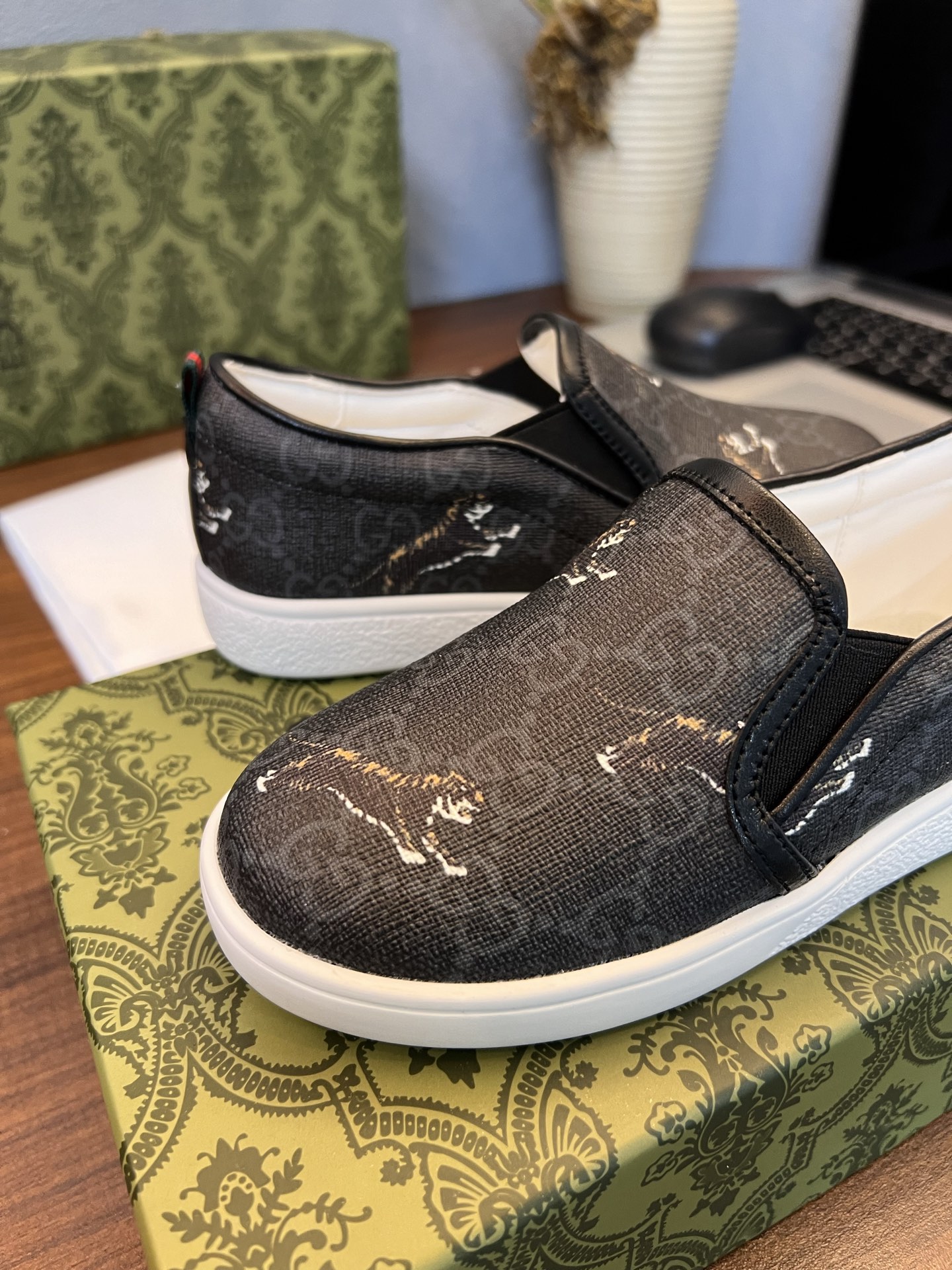 Children's shoes child